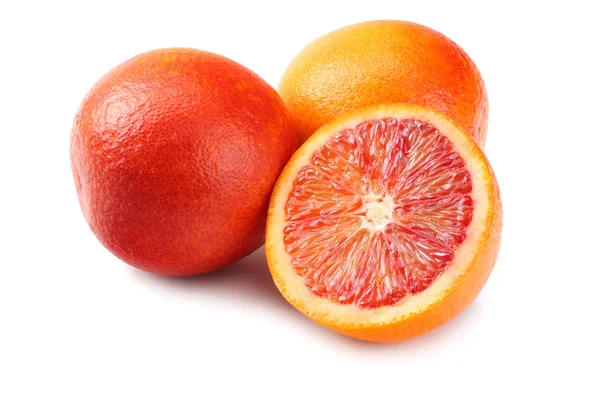 Rood Bloed Oranje Vrucht Met Segmenten Geïsoleerd Witte Achtergrond — Stockfoto