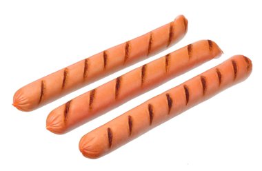 Izgara sosisler beyaz arka planda izole edilmiş. 