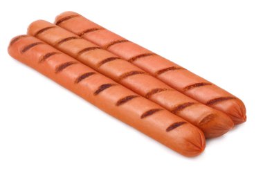 Izgara sosisler beyaz arka planda izole edilmiş. 