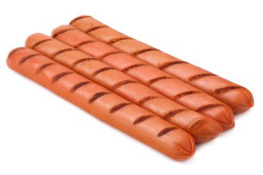 Izgara sosisler beyaz arka planda izole edilmiş. 