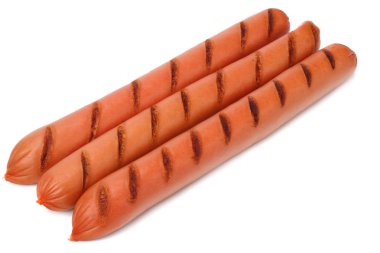 Izgara sosisler beyaz arka planda izole edilmiş. 