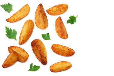 Kızarmış patates dilimleri beyaz arka plan üzerinde izole. Fast food.  