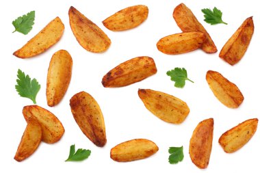 Kızarmış patates dilimleri beyaz arka plan üzerinde izole. Fast food.  