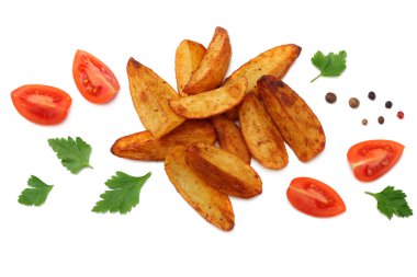 Kızarmış patates dilimleri beyaz arka plan üzerinde izole. Fast food.  