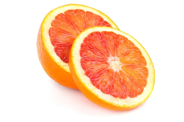 Rood bloed oranje vrucht met segmenten geïsoleerd op witte achtergrond — Stockfoto