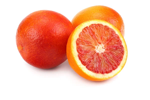 Rood bloed oranje vrucht met segmenten geïsoleerd op witte achtergrond — Stockfoto