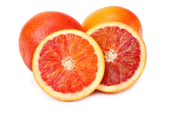 Sangre roja fruta naranja con rebanadas aisladas sobre fondo blanco — Foto de Stock