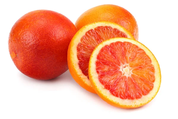 Sangre roja fruta naranja con rebanadas aisladas sobre fondo blanco —  Fotos de Stock