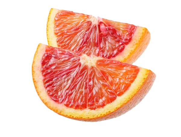 Красная кровь оранжевые фрукты с ломтиками изолированы на белом фоне — стоковое фото