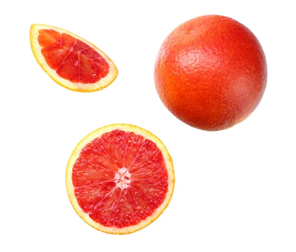 Fruta naranja sangre roja con rebanadas aisladas sobre fondo blanco. vista superior —  Fotos de Stock