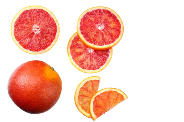 Červená krev oranžové plody s plátky izolovaných na bílém pozadí. pohled shora — Stock fotografie