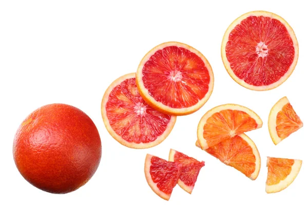 Fruta naranja sangre roja con rebanadas aisladas sobre fondo blanco. vista superior — Foto de Stock