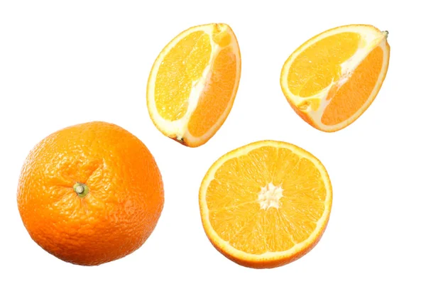 Arancione con fette isolate su fondo bianco. cibo sano. vista dall'alto — Foto Stock