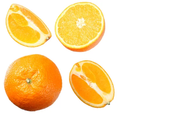 Πορτοκαλί με φέτες που απομονώνονται σε λευκό φόντο. υγιεινά τρόφιμα. το top view — Φωτογραφία Αρχείου
