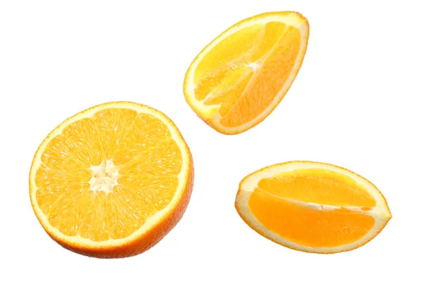 Naranja con rebanadas aisladas sobre fondo blanco. comida saludable. vista superior — Foto de Stock