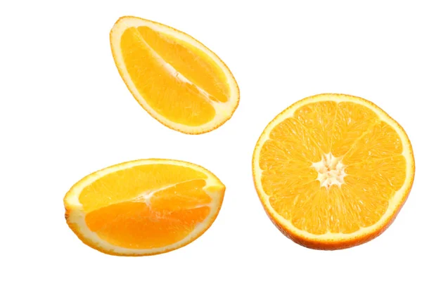 Naranja con rebanadas aisladas sobre fondo blanco. comida saludable. vista superior — Foto de Stock