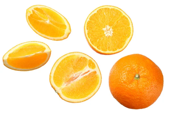 Naranja con rebanadas aisladas sobre fondo blanco. comida saludable. vista superior — Foto de Stock