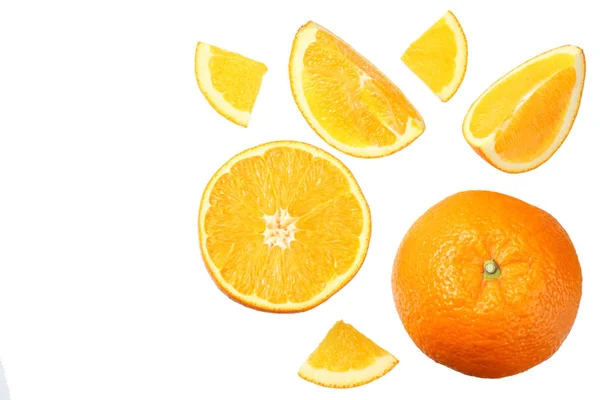 白い背景で隔離のスライスとオレンジ。健康食品。トップ ビュー — ストック写真