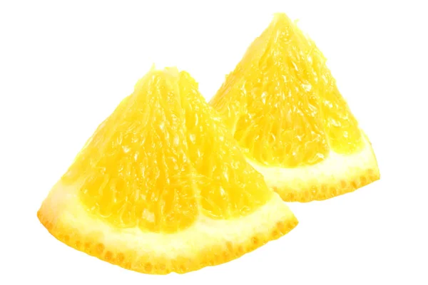 Апельсиновий шматочок ізольований на білому тлі. макрос . — стокове фото