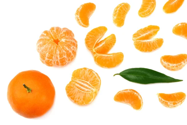 Mandarine avec tranches et feuille verte isolée sur fond blanc vue de dessus — Photo