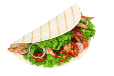 Kızarmış tavuk eti ve sebze beyaz arka plan üzerinde izole tortilla sarın. lokanta 