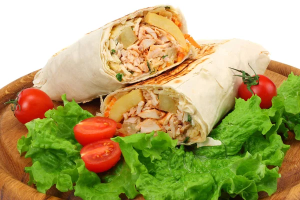 Shawarma beyaz arka plan üzerinde izole marul ile. lokanta 