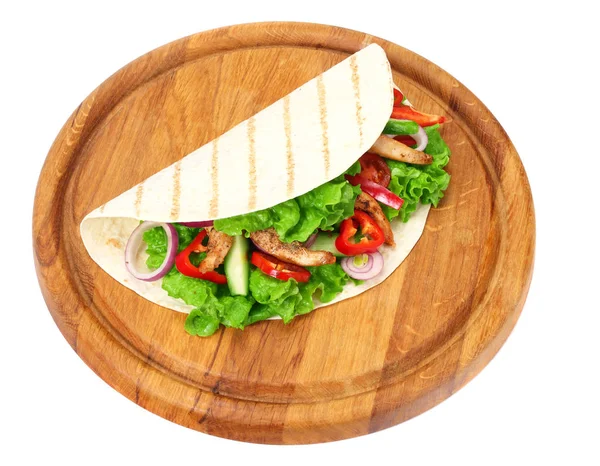 Envoltório de tortilla com carne de frango frita e legumes em tábua de madeira isolada em fundo branco — Fotografia de Stock