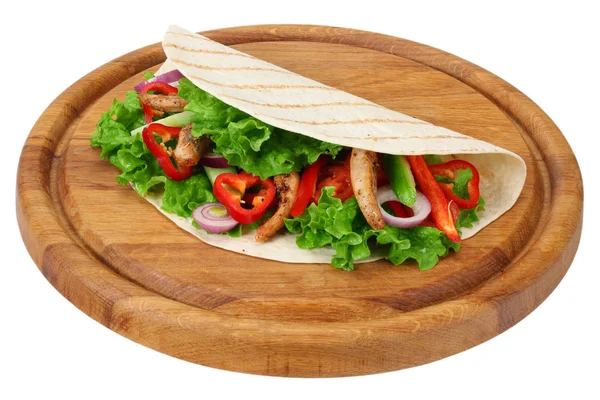 Τορτίγια με τηγανητό κοτόπουλο κρέας και λαχανικά για ξύλινη σανίδα που απομονώνονται σε λευκό φόντο — Φωτογραφία Αρχείου