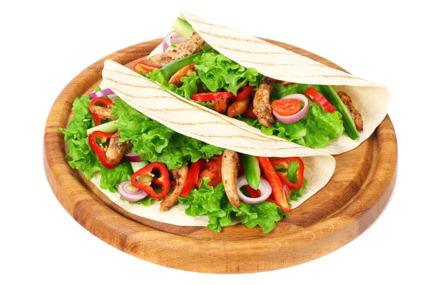 Tortilla wrap med stekt kycklingkött och grönsaker på träskiva isolerad på vit bakgrund — Stockfoto