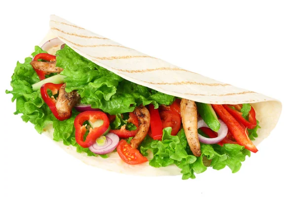 Tortilla wrap met gebakken kippenvlees en groenten geïsoleerd op een witte achtergrond. fastfood — Stockfoto