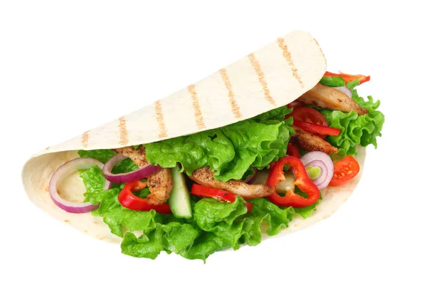 玉米饼包装与炸鸡肉和蔬菜隔离在白色的背景。快餐 — 图库照片