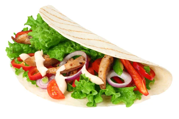 Tortilla wrap met gebakken kippenvlees en groenten geïsoleerd op een witte achtergrond. fastfood — Stockfoto