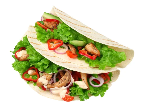 Tortilla wrap med stekt kycklingkött och grönsaker isolerad på vit bakgrund. snabbmat — Stockfoto