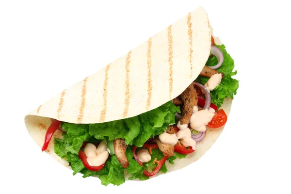 玉米饼包装与炸鸡肉和蔬菜隔离在白色的背景。快餐 — 图库照片