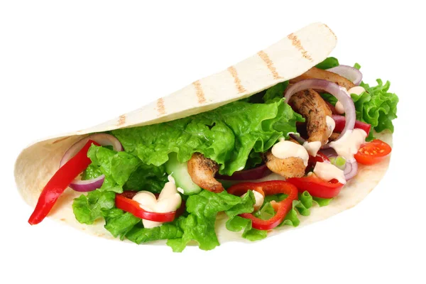 Tortilla-Wrap mit gebratenem Hühnerfleisch und Gemüse isoliert auf weißem Hintergrund. Fast Food — Stockfoto