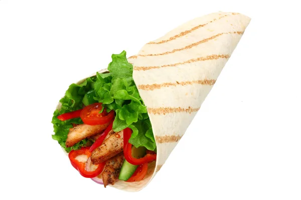 Tortilla wrap med stekt kycklingkött och grönsaker isolerad på vit bakgrund. snabbmat — Stockfoto