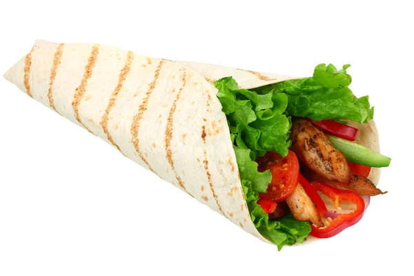 Kızarmış tavuk eti ve sebze beyaz arka plan üzerinde izole tortilla sarın. lokanta 