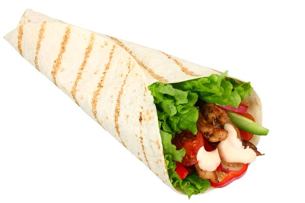 Tortilla wrap med stekt kycklingkött och grönsaker isolerad på vit bakgrund. snabbmat — Stockfoto