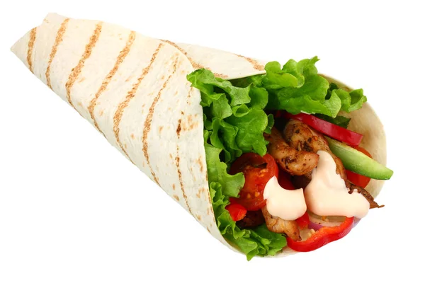 Kızarmış tavuk eti ve sebze beyaz arka plan üzerinde izole tortilla sarın. lokanta 