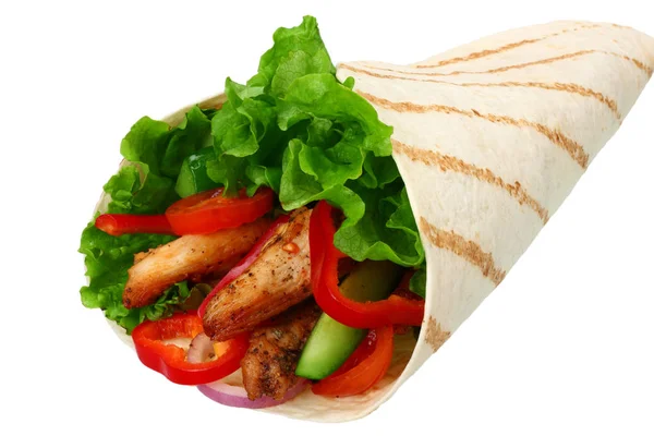 Tortilla wrap met gebakken kippenvlees en groenten geïsoleerd op een witte achtergrond. fastfood — Stockfoto