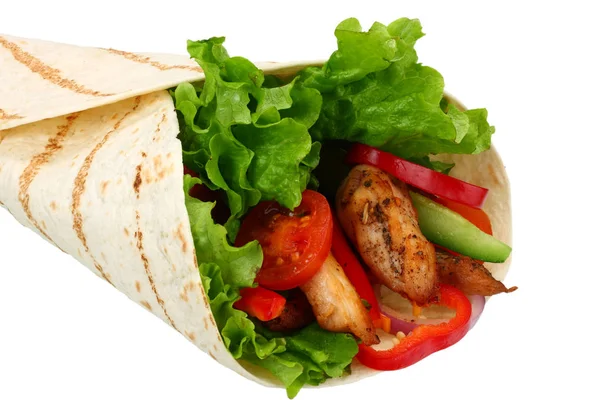 Tortilla avvolgente con carne di pollo fritta e verdure isolate su sfondo bianco. fast food — Foto Stock