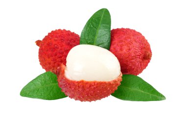 Beyaz arkaplanda yaprakları olan taze liçi 