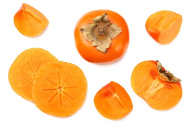 Beyaz arka planda izole edilmiş dilimleri olan taze olgun hurmalar. en üstteki görünüm 