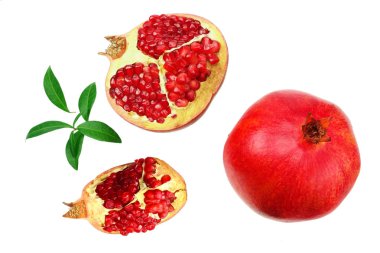 tohum ve yeşil yaprakları ile nar parçası beyaz bir arka planda izole. üst görünüm 