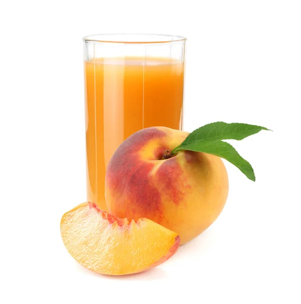 Glas Pfirsichsaft mit Pfirsichfrüchten und Scheiben isoliert auf weißem Hintergrund. — Stockfoto