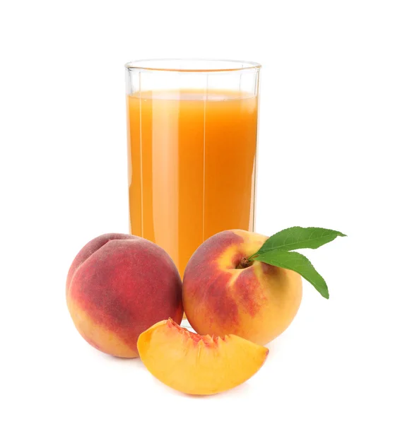 Szkło z sokiem z owoców brzoskwini i plasterki na białym tle. — Zdjęcie stockowe