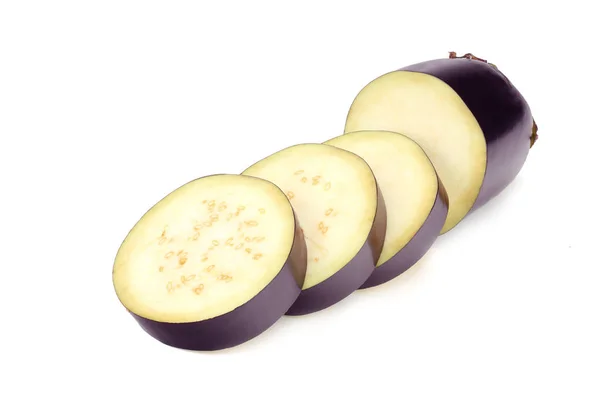 Gesneden aubergine geïsoleerd op witte achtergrond. gezond voedsel — Stockfoto