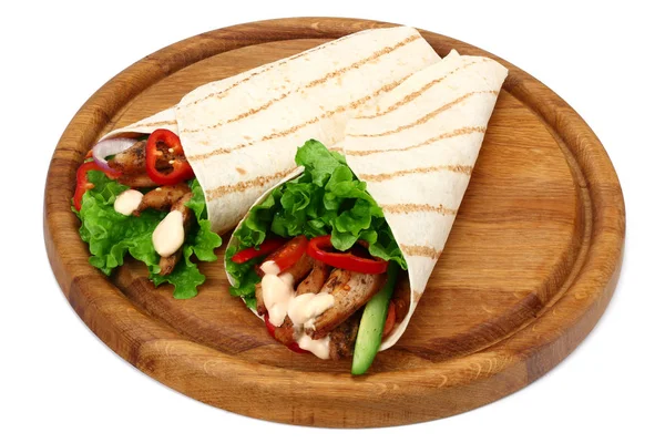 Tortilla wrap con carne di pollo fritta e verdure su tavola di legno isolata su sfondo bianco — Foto Stock