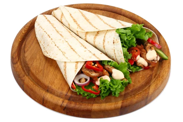 Kızarmış tavuk eti ve sebze beyaz arka plan üzerinde izole ahşap tahta üzerinde tortilla sarın — Stok fotoğraf