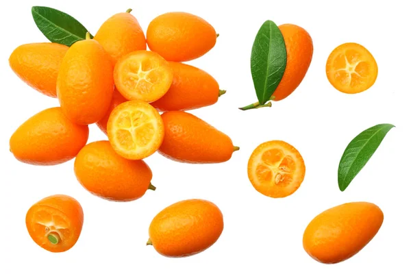 Cumquat of kumquat met verlaat geïsoleerd op witte achtergrond. bovenaanzicht — Stockfoto